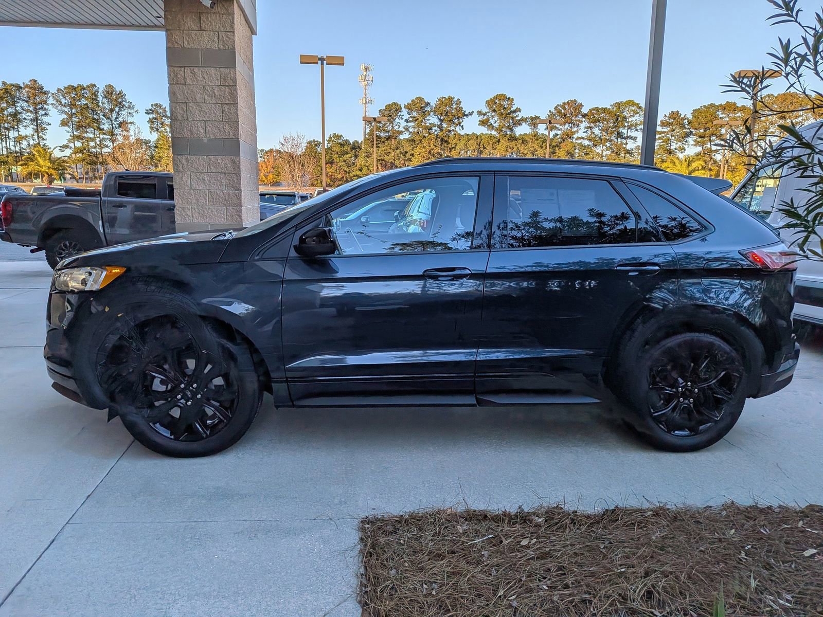 Certified 2024 Ford Edge SE w/ Black Appearance Package image 3