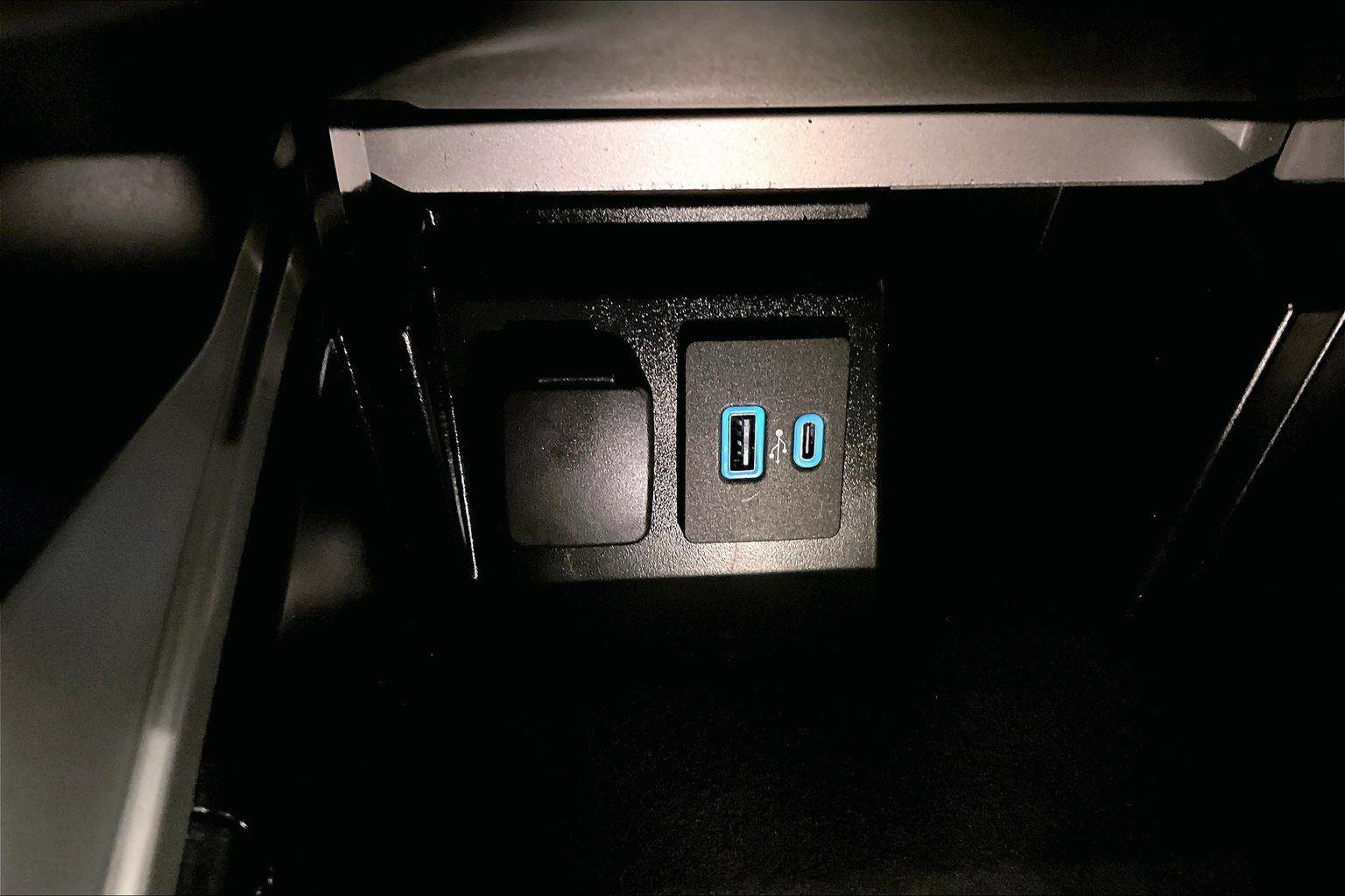 Certified 2022 Ford Explorer XLT w/ Equipment Group 202A image 32