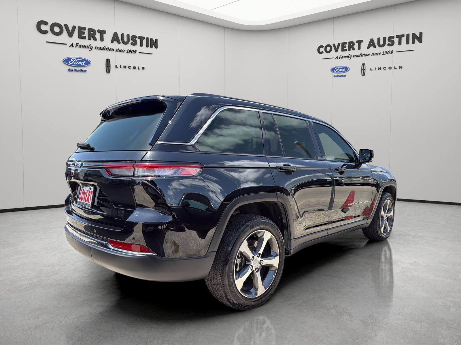 Used 2023 Jeep Grand Cherokee 4WD 4xe image 5