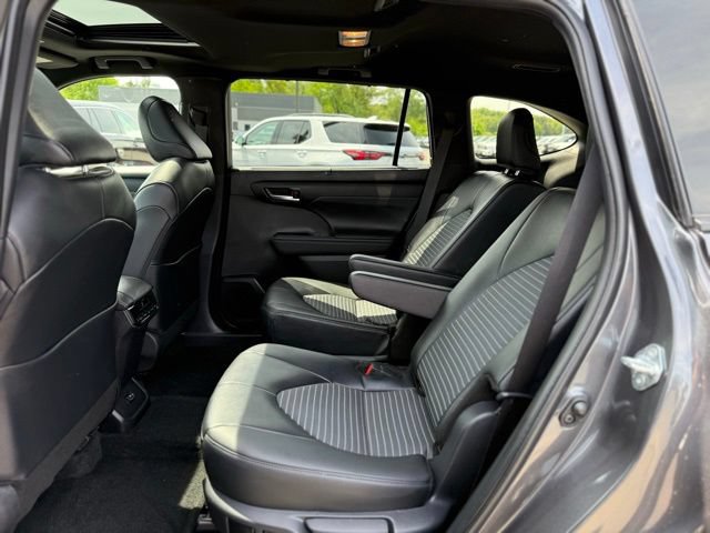 Used 2025 Toyota Highlander XSE AWD/4WD image 14