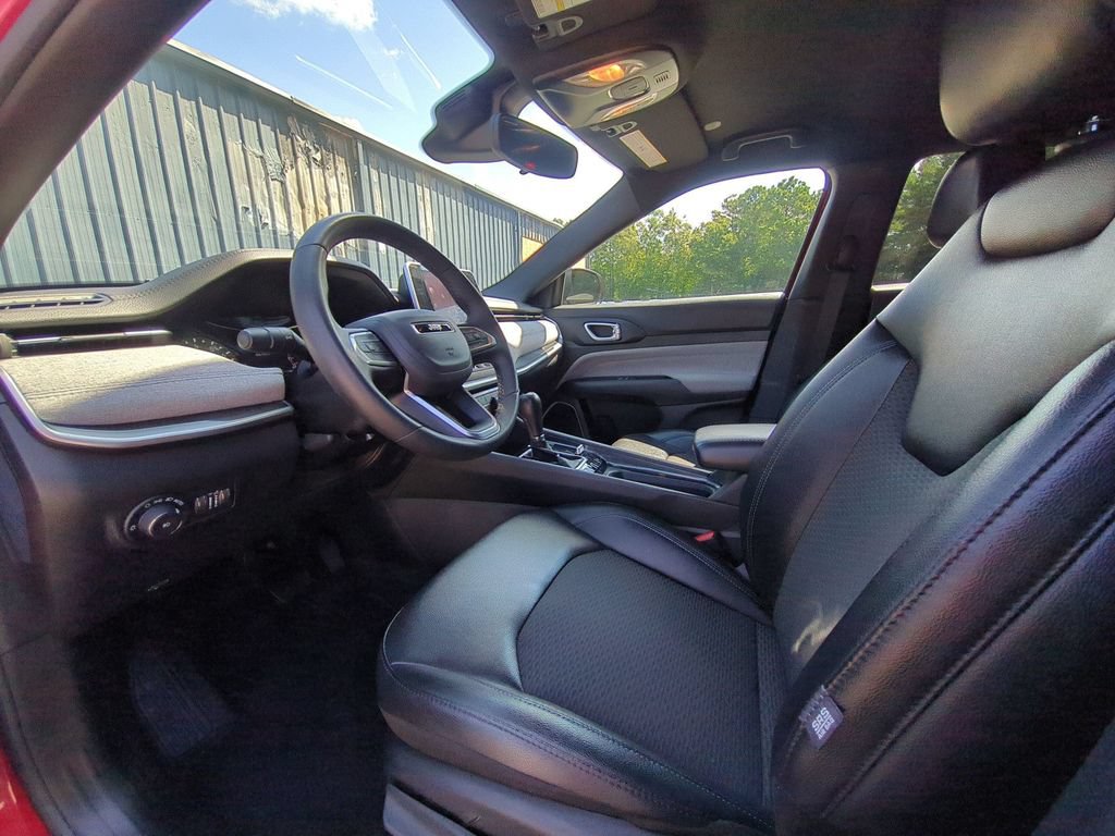 Used 2025 Jeep Compass Latitude AWD/4WD image 13
