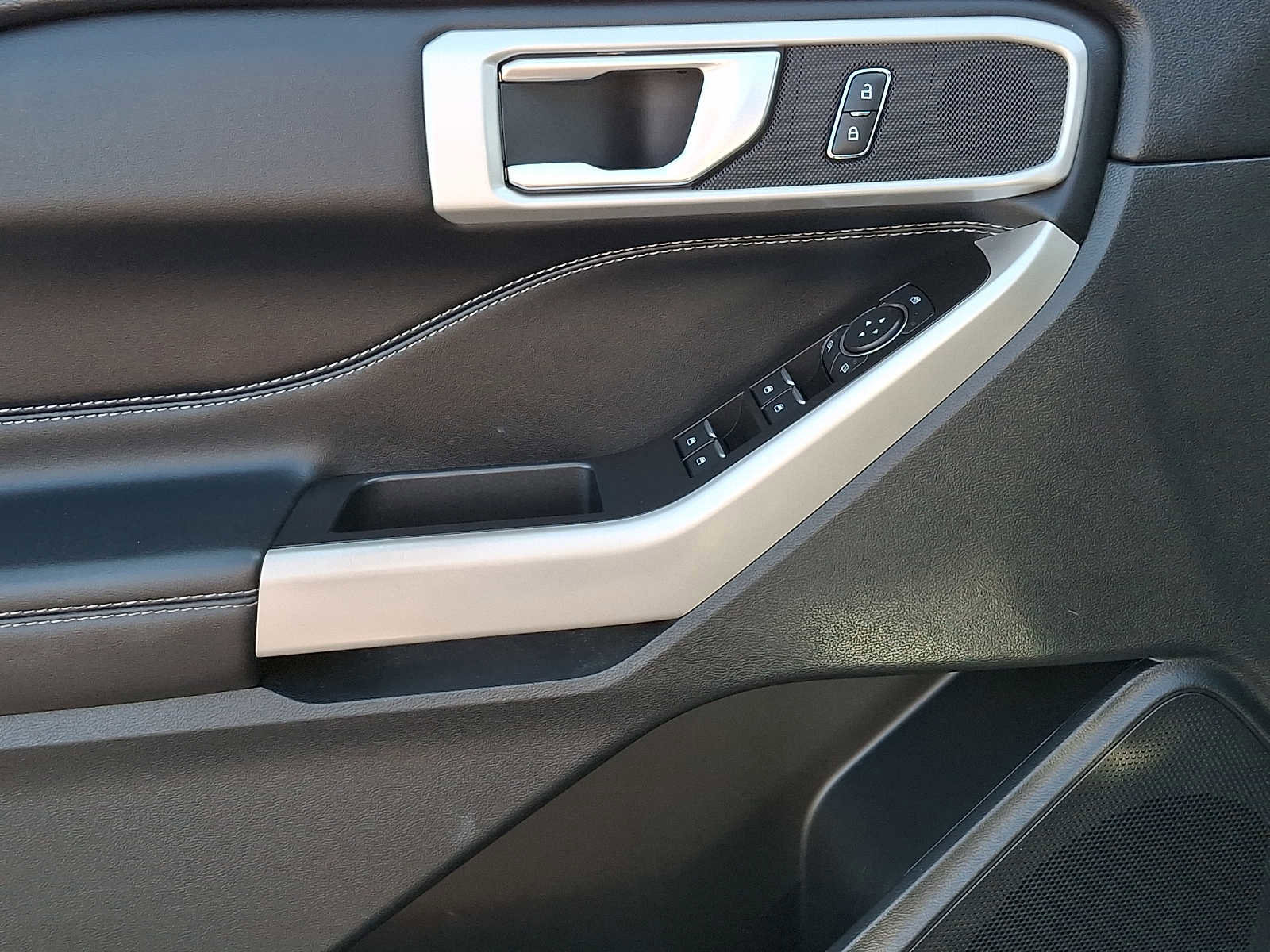 Certified 2022 Ford Explorer XLT w/ Equipment Group 202A image 14