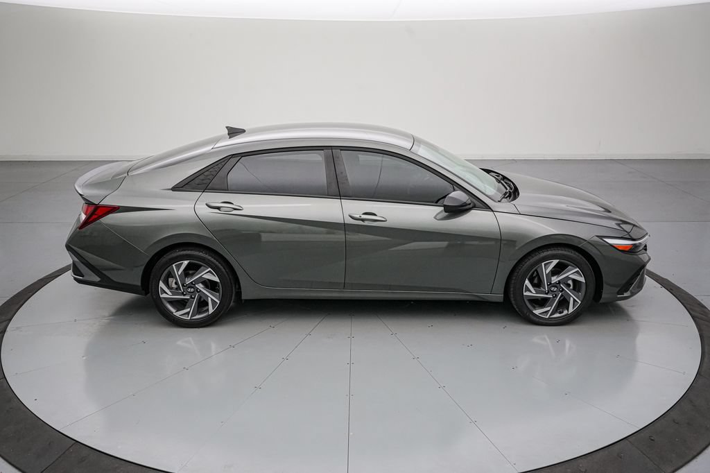 Used 2025 Hyundai Elantra Sport FWD video 3