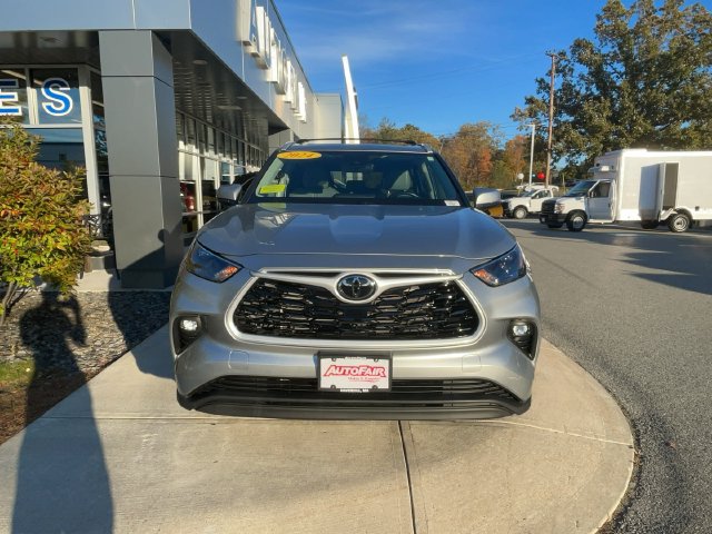 Used 2024 Toyota Highlander XLE AWD/4WD image 2