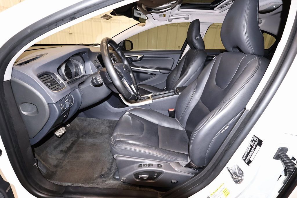 Used 2017 Volvo S60 T5 Inscription image 16