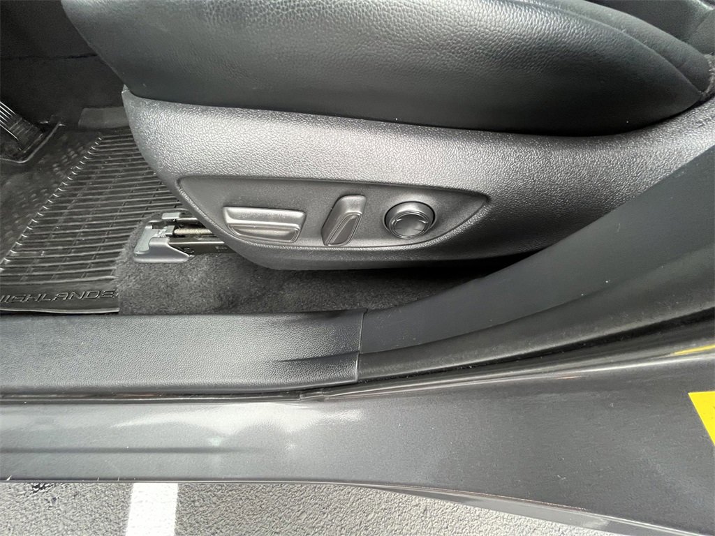 Used 2022 Toyota Highlander XLE image 11