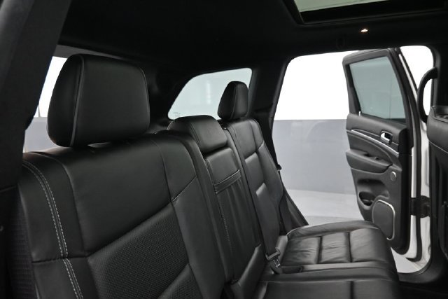 Used 2020 Jeep Grand Cherokee Overland AWD/4WD image 27