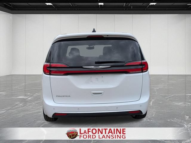 Used 2024 Chrysler Pacifica Touring-L FWD image 4
