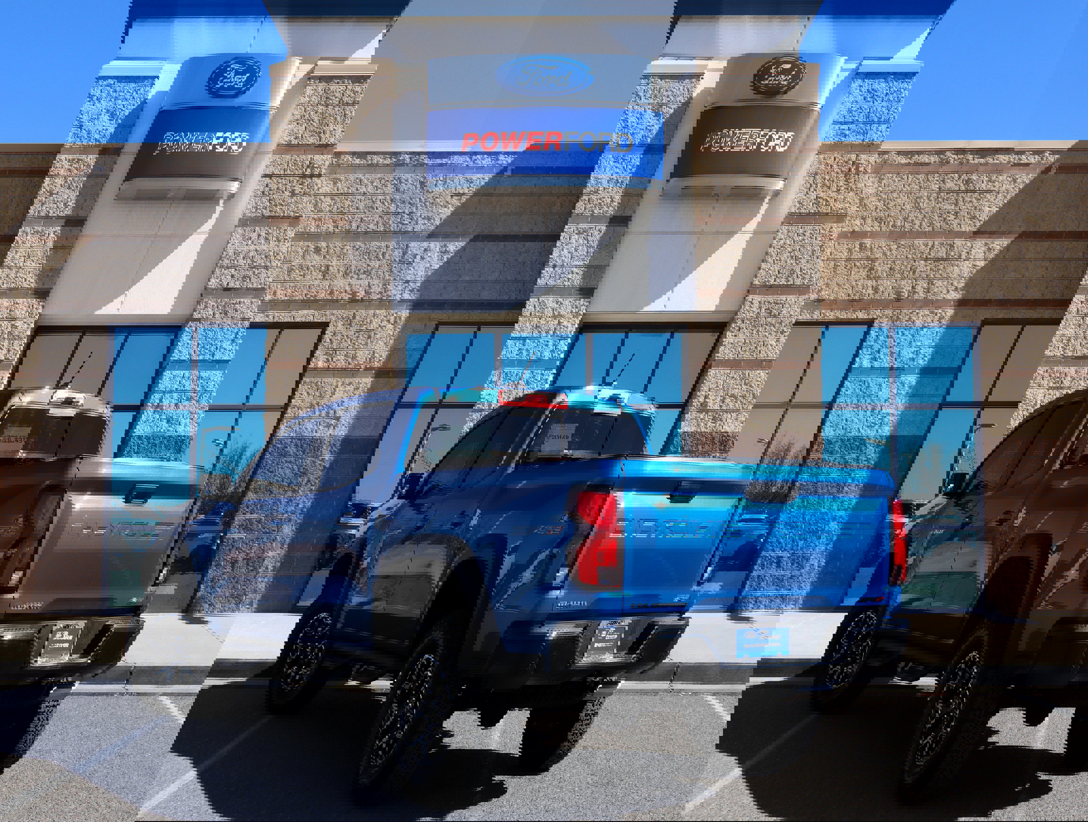 Used 2023 Chevrolet Colorado ZR2 w/ ZR2 Convenience Package III image 3