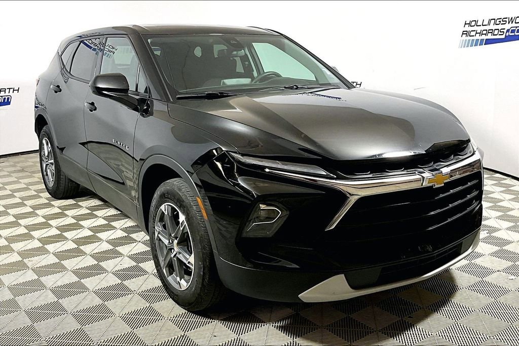 Used 2025 Chevrolet Blazer LT FWD image 3