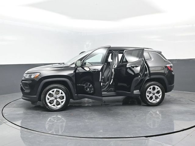 Used 2025 Jeep Compass Latitude AWD/4WD image 28