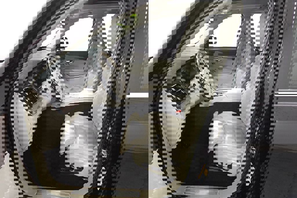 Used 2023 Volvo XC90 B6 Ultimate w/ Protection Package Premier image 9