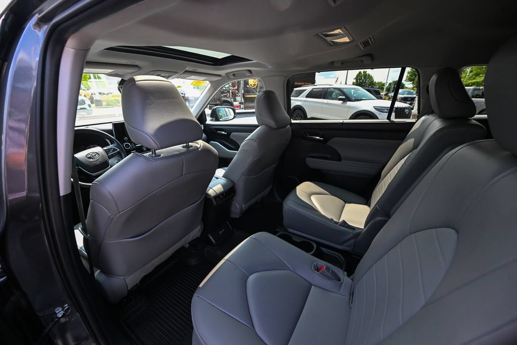 Used 2024 Toyota Highlander XLE AWD/4WD image 19