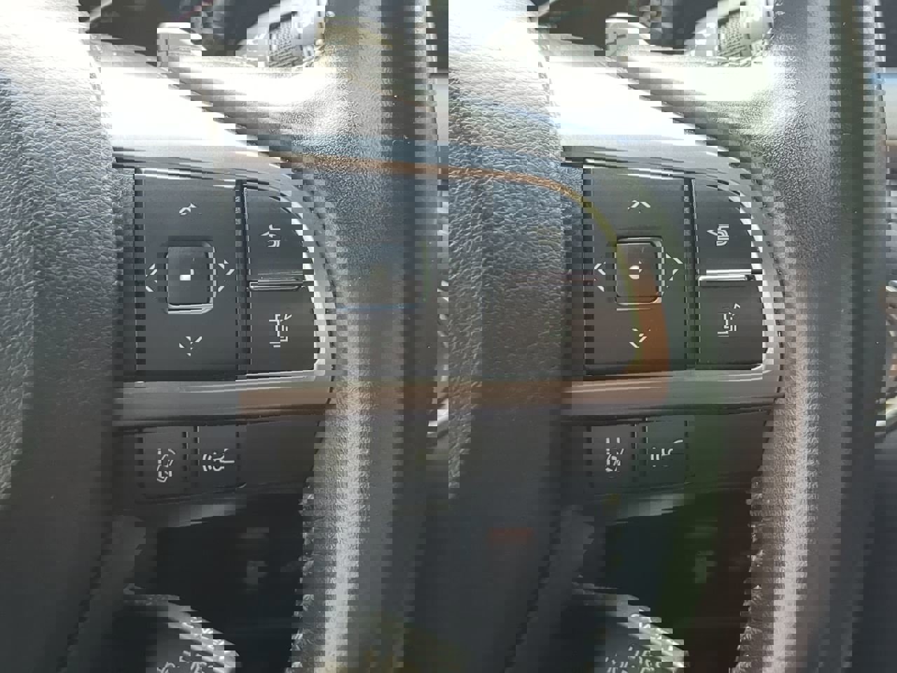 Used 2020 Lexus LX 570 4WD w/ 3rd Row & Luxury Pkg image 25