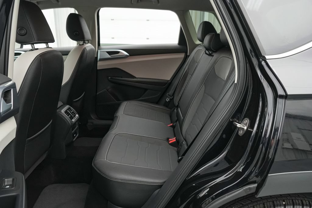 Used 2025 Volkswagen Taos SE AWD/4WD image 18