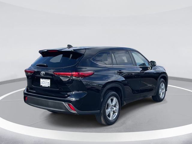 Used 2023 Toyota Highlander LE image 3