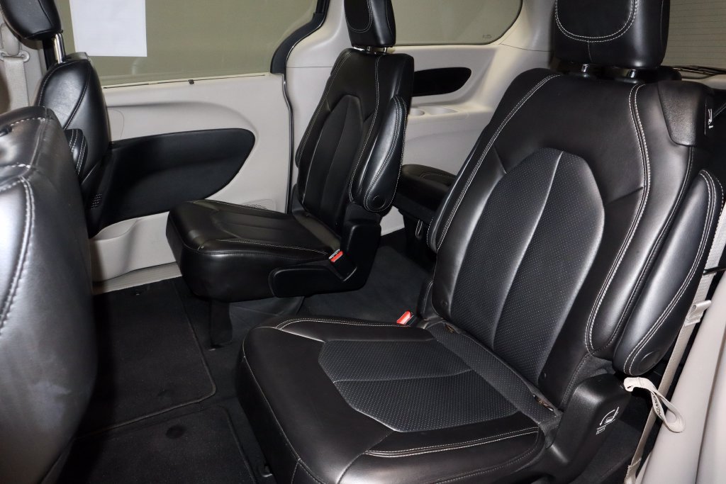 Used 2023 Chrysler Pacifica Touring-L FWD image 21