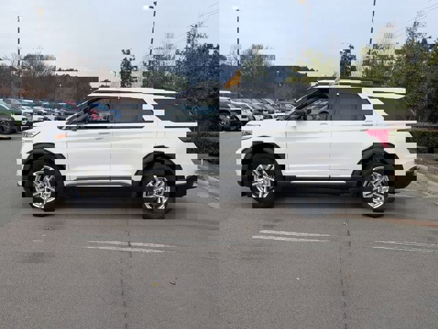 Certified 2022 Ford Explorer XLT w/ Equipment Group 202A image 3