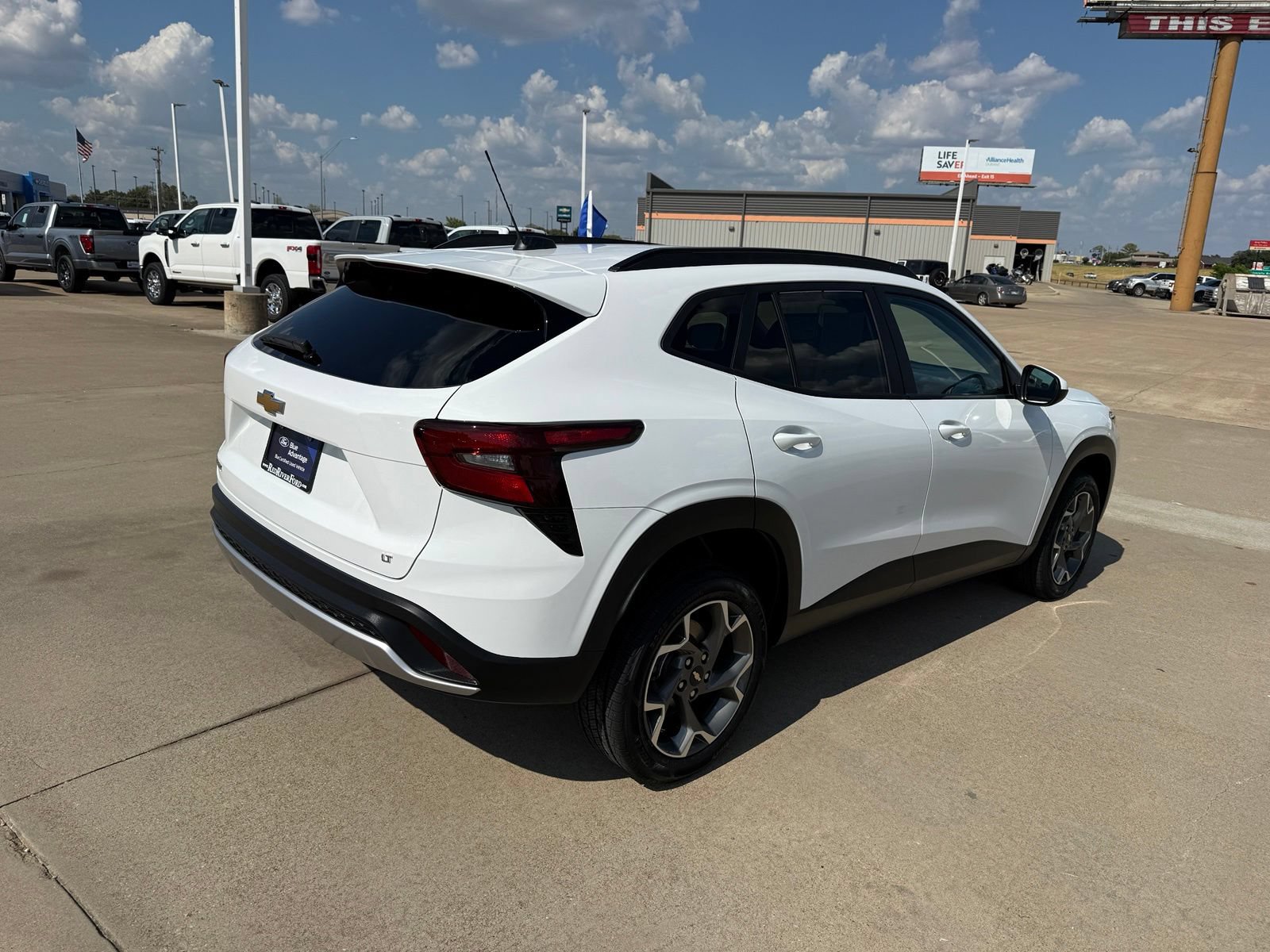 Used 2025 Chevrolet Trax LT FWD image 5