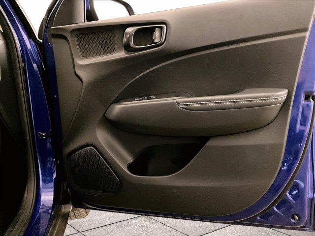 Used 2022 Hyundai Venue Limited FWD image 23