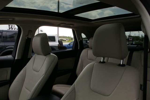 Certified 2022 Ford Edge Titanium w/ Class II Trailer Tow Package image 18