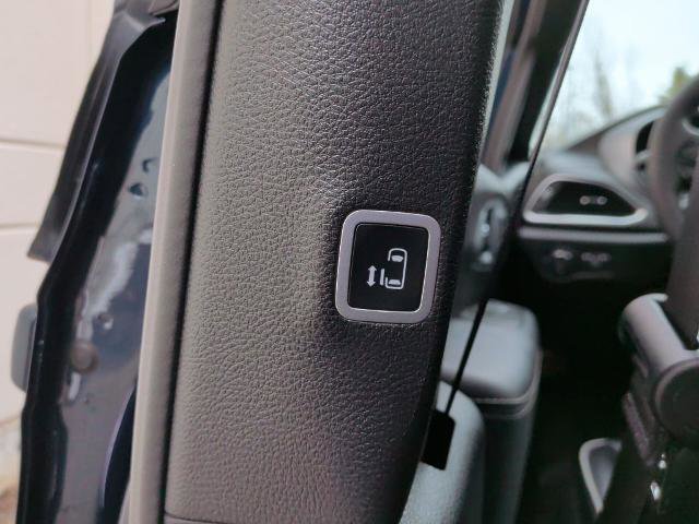 Used 2025 Chrysler Pacifica Limited w/ Uconnect Theater Family Group image 21