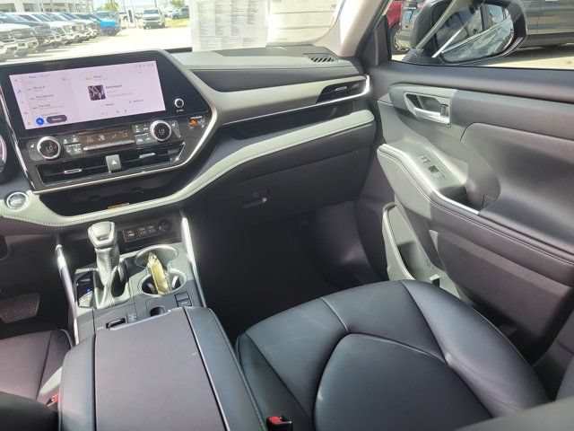 Used 2023 Toyota Highlander XLE FWD image 23