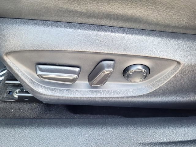 Used 2020 Toyota Camry SE w/ Blackout Package image 11