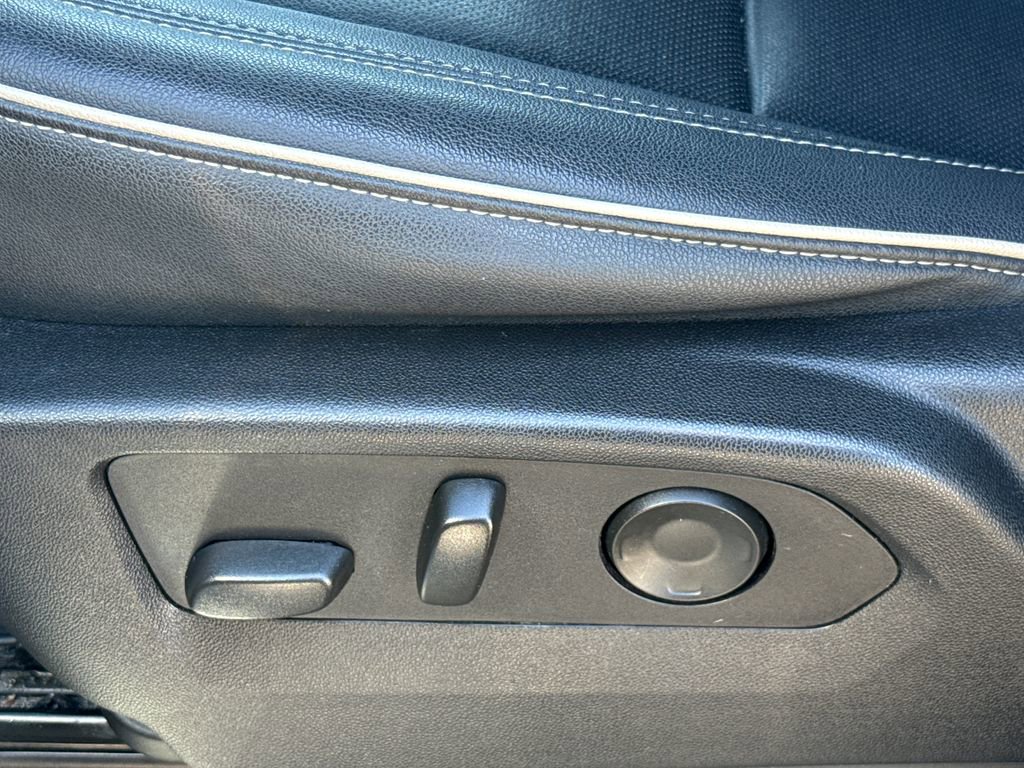 Used 2023 GMC Yukon SLT w/ SLT Luxury Package image 26