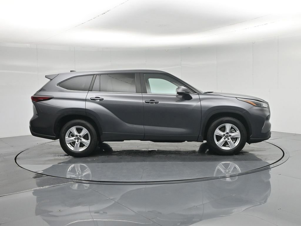 Used 2024 Toyota Highlander LE image 8