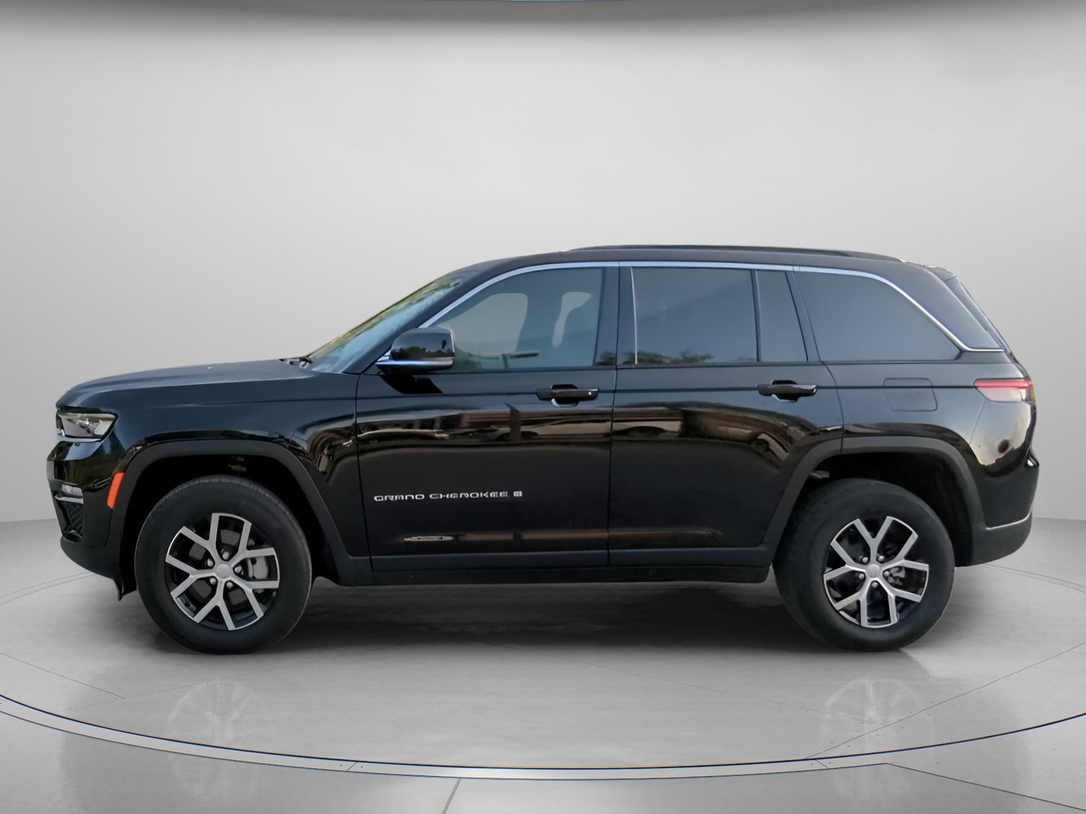 Used 2025 Jeep Grand Cherokee Limited AWD/4WD image 16