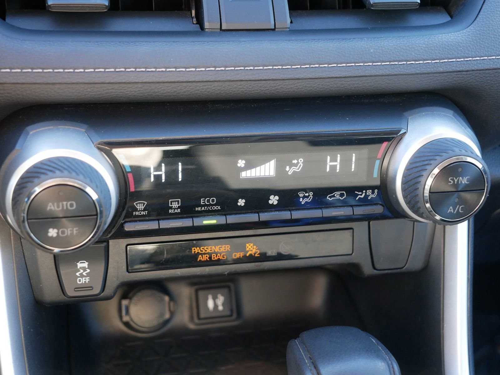 Used 2019 Toyota RAV4 LE w/ Carpet Mat Package AWD/4WD image 24