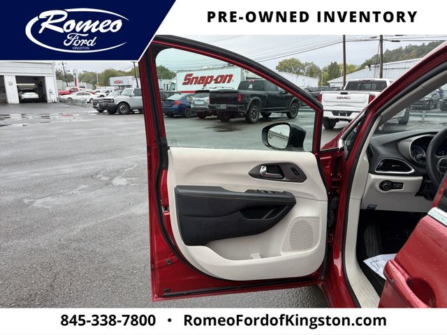 Used 2024 Chrysler Pacifica Touring-L FWD image 10
