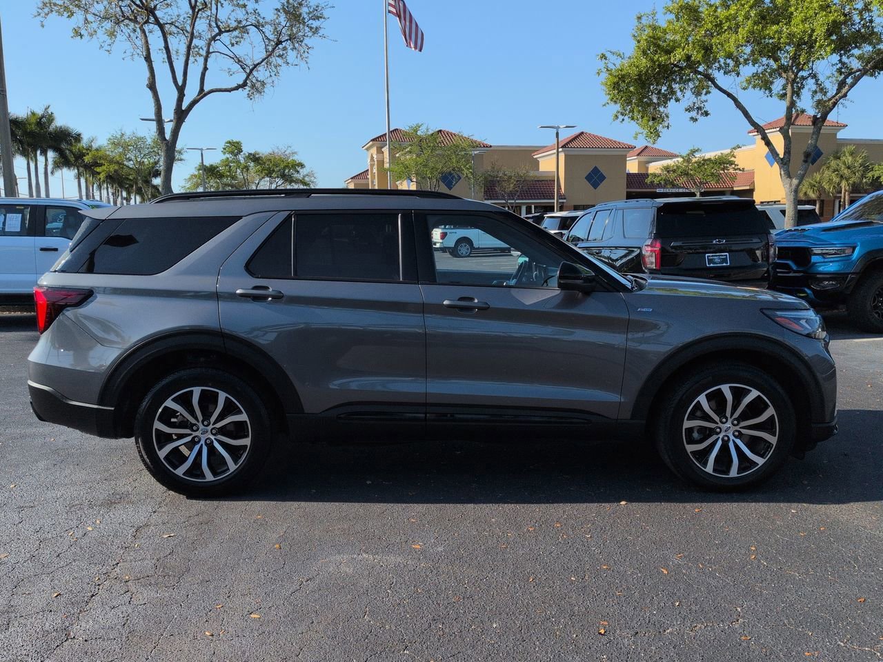 Certified 2025 Ford Explorer ST-Line AWD/4WD image 6