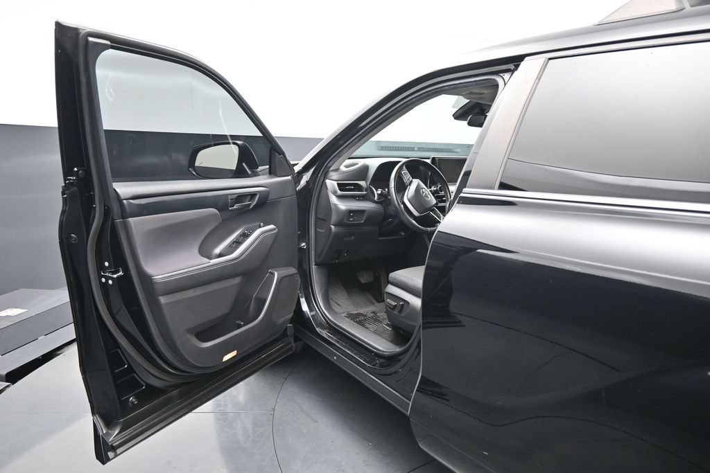 Used 2023 Toyota Highlander LE AWD/4WD image 9