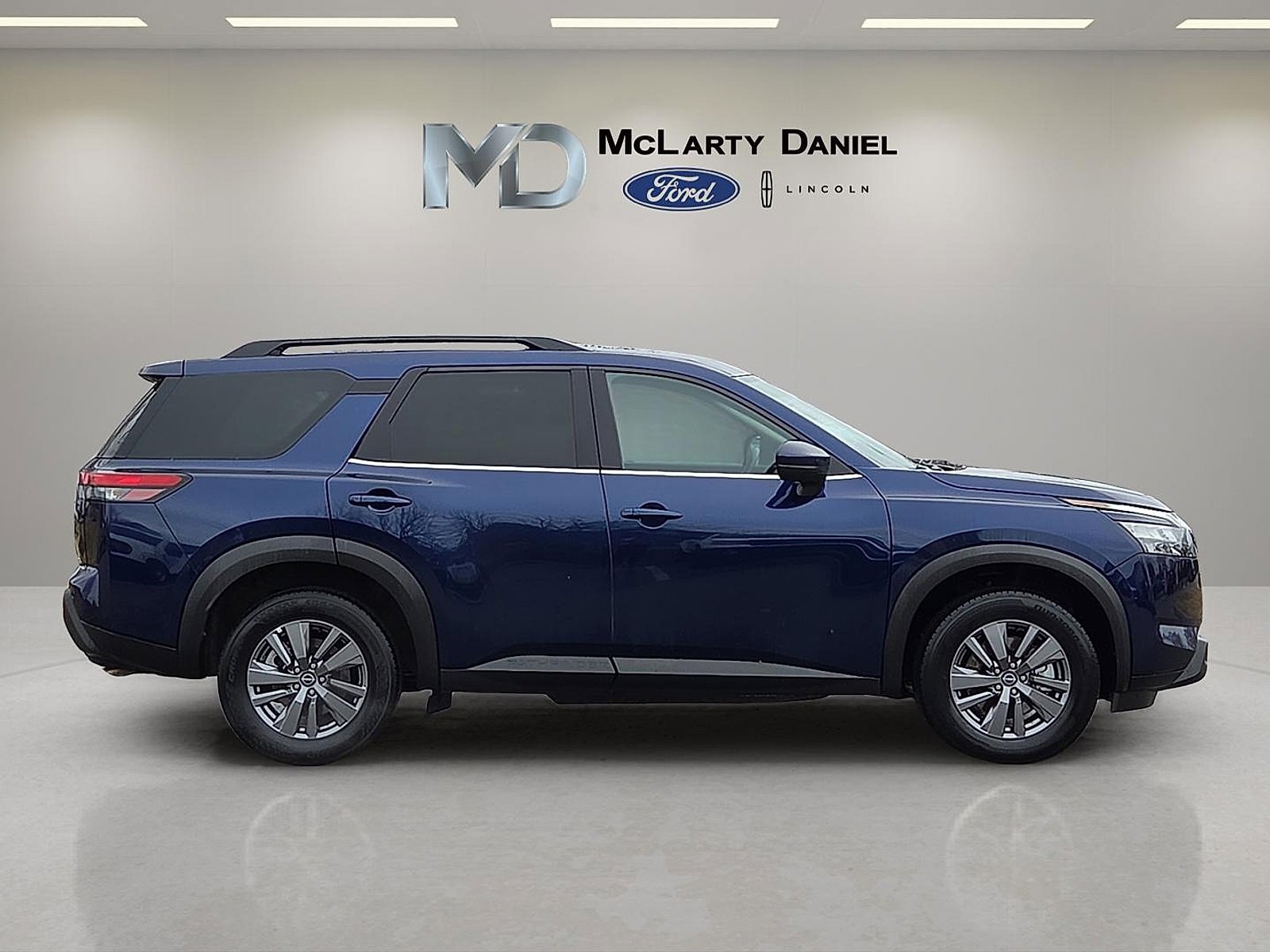 Used 2025 Nissan Pathfinder SV image 6