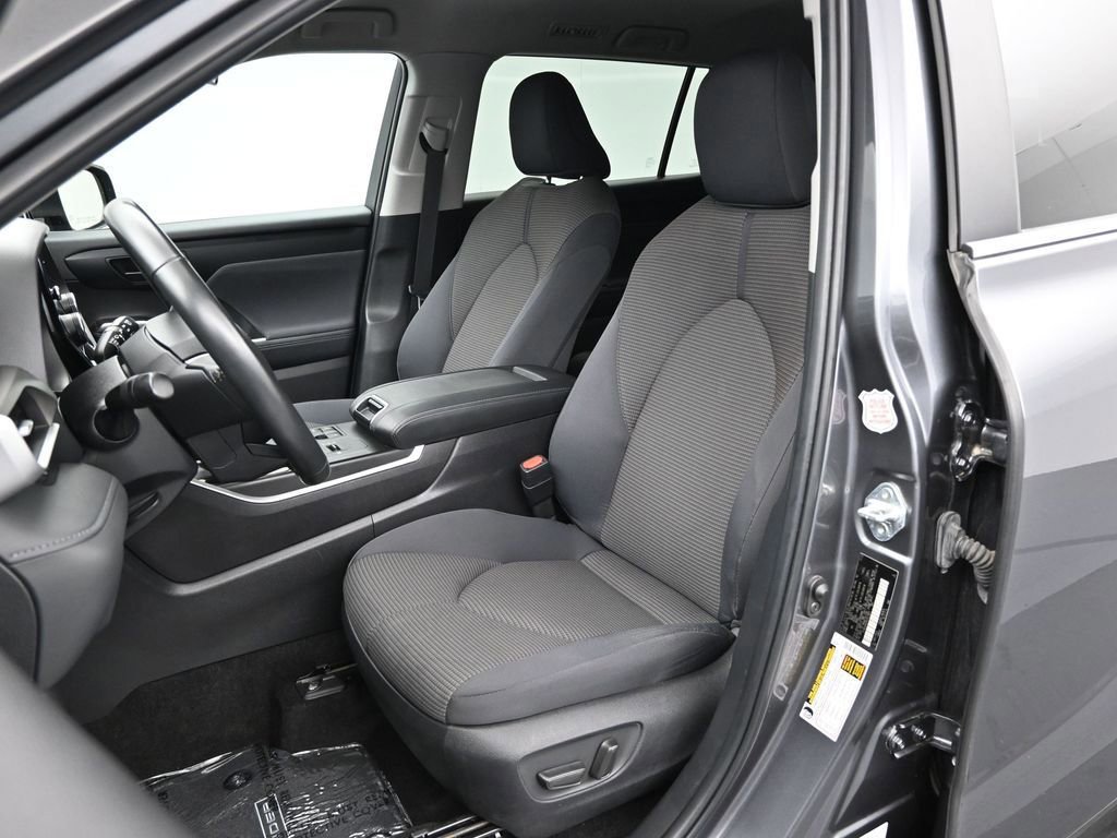 Used 2024 Toyota Highlander LE image 37