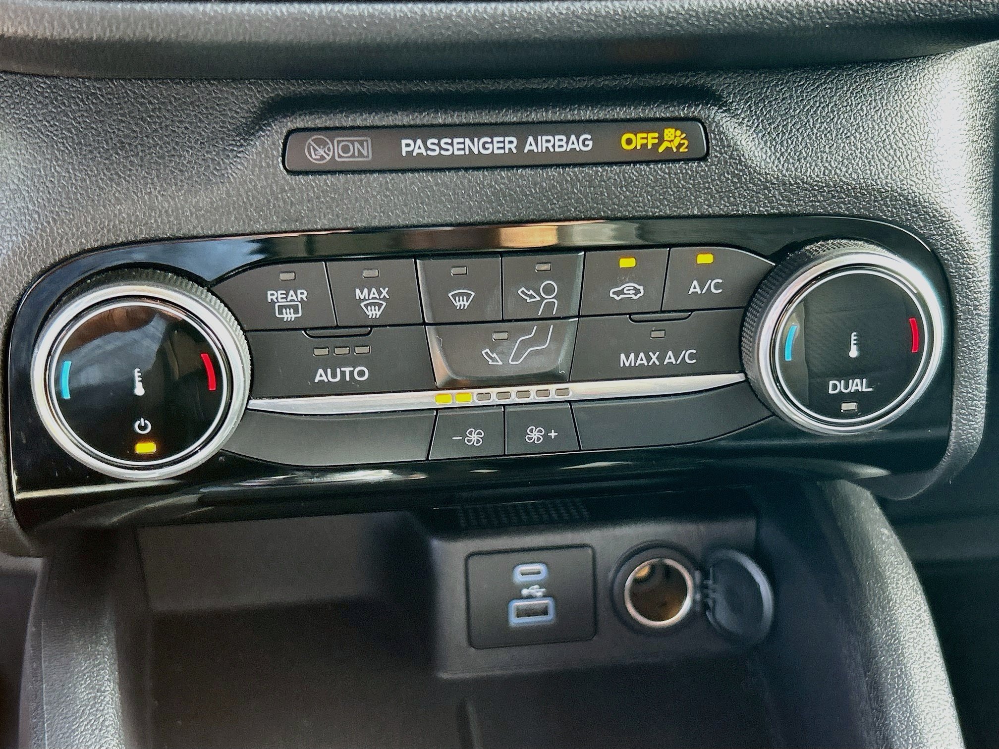 Certified 2022 Ford Escape SE w/ SE Sport Appearance Package FWD image 16