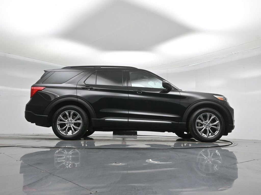 Certified 2020 Ford Explorer XLT w/ Equipment Group 202A image 9