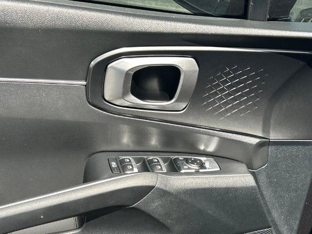 Used 2023 Kia Sorento LX FWD image 17