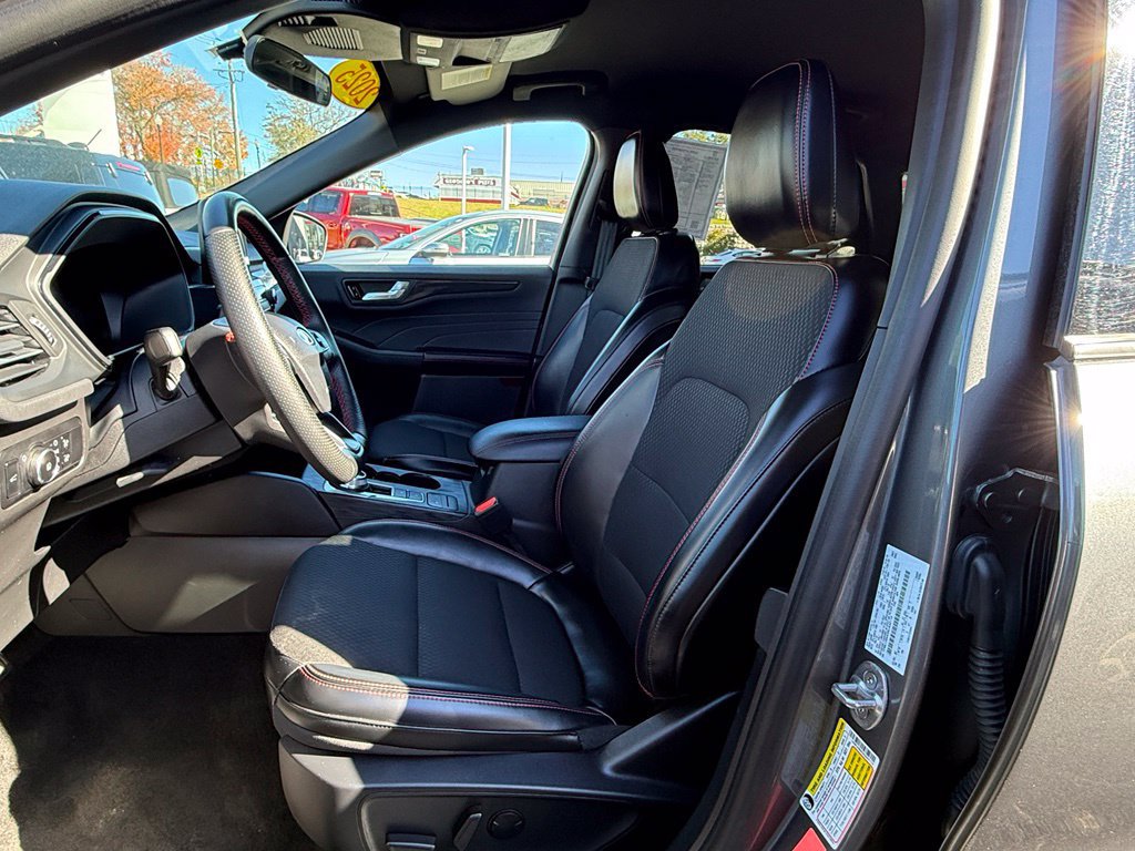 Certified 2025 Ford Escape ST-Line Select AWD/4WD image 7
