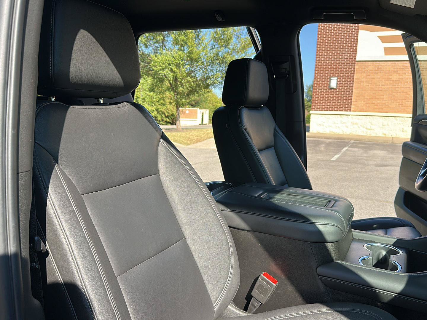 Used 2023 Chevrolet Tahoe Z71 w/ Luxury Package AWD/4WD image 33