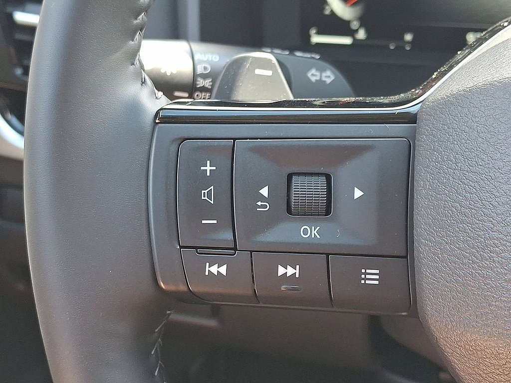 Used 2025 Nissan Rogue SL AWD/4WD image 17