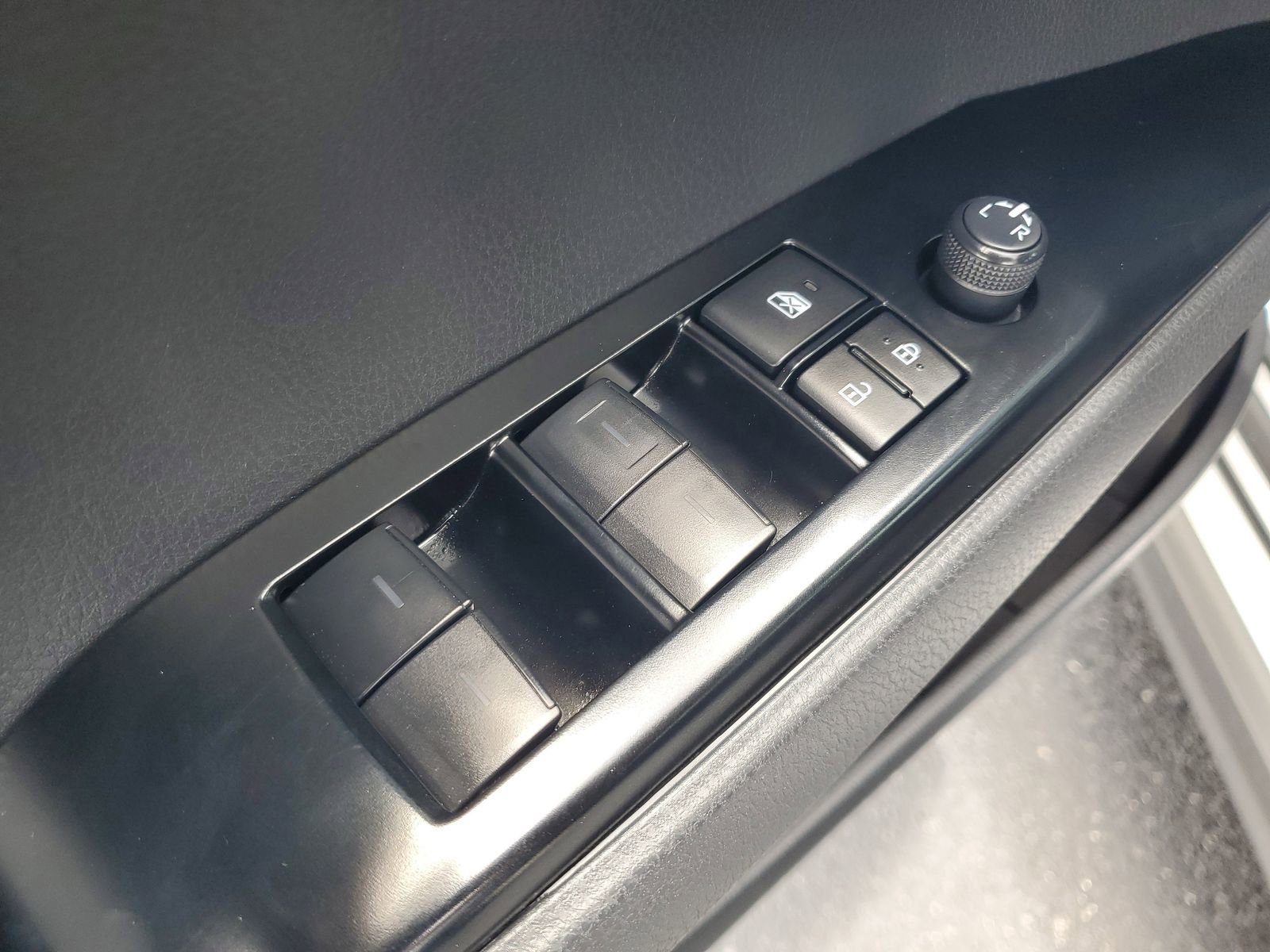 Used 2025 Toyota Camry SE FWD image 15