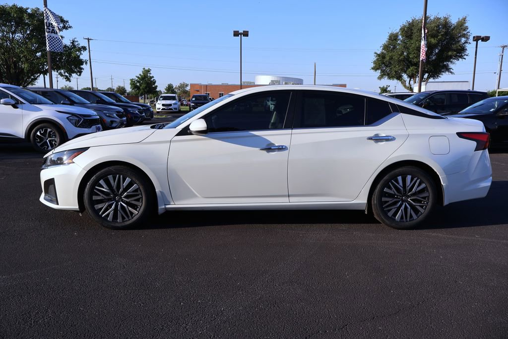 Used 2023 Nissan Altima 2.5 SV FWD image 2