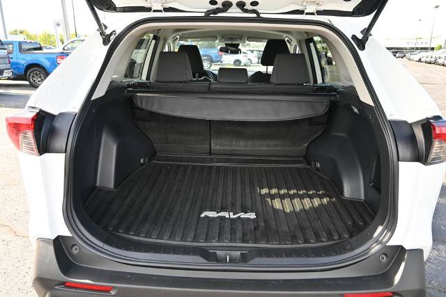 Used 2021 Toyota RAV4 LE AWD/4WD image 16