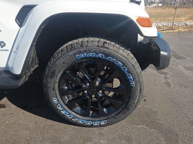 Used 2023 Jeep Wrangler Unlimited Sahara w/ Cold Weather Group image 9