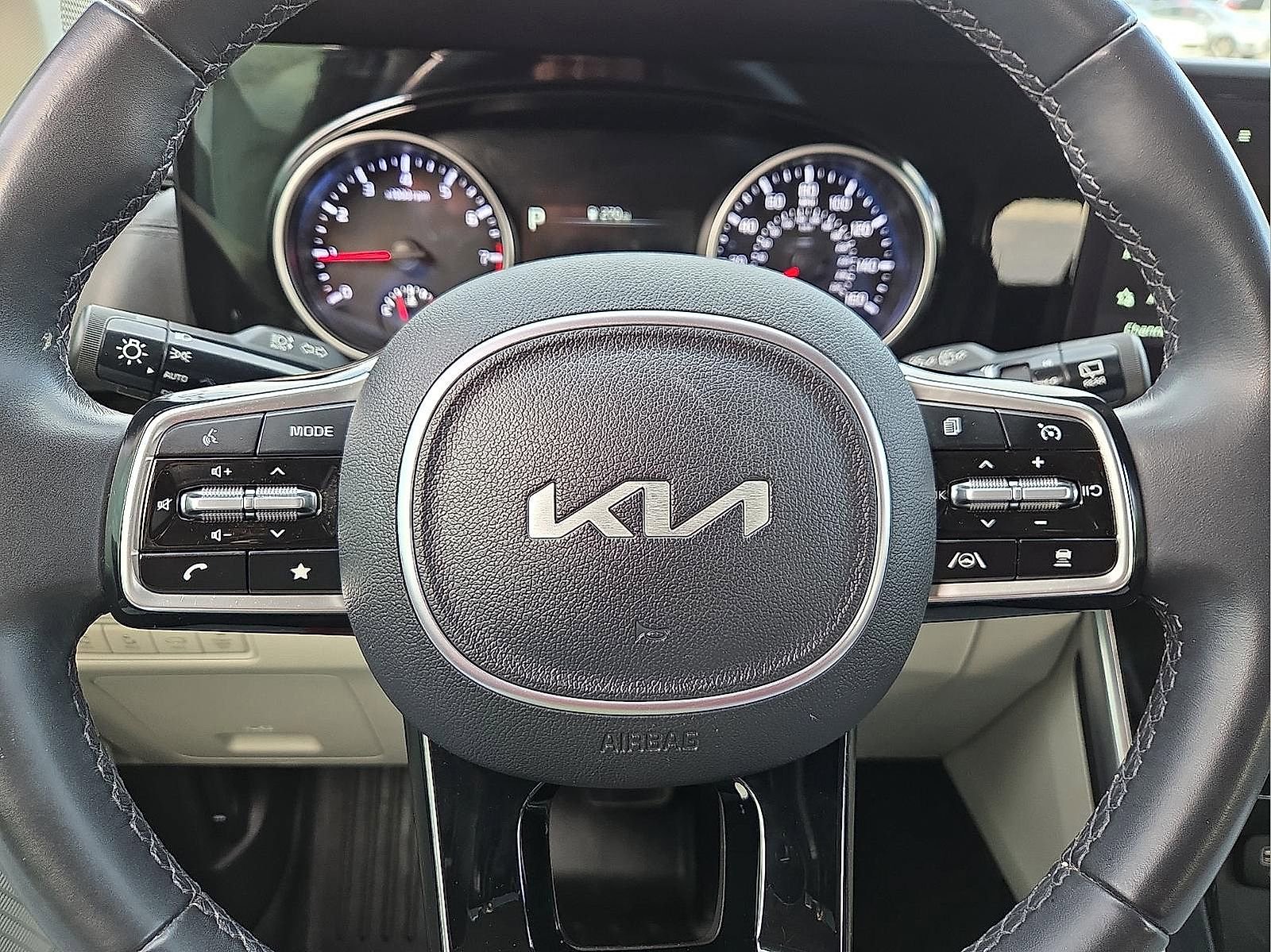 Used 2023 Kia Carnival EX image 24