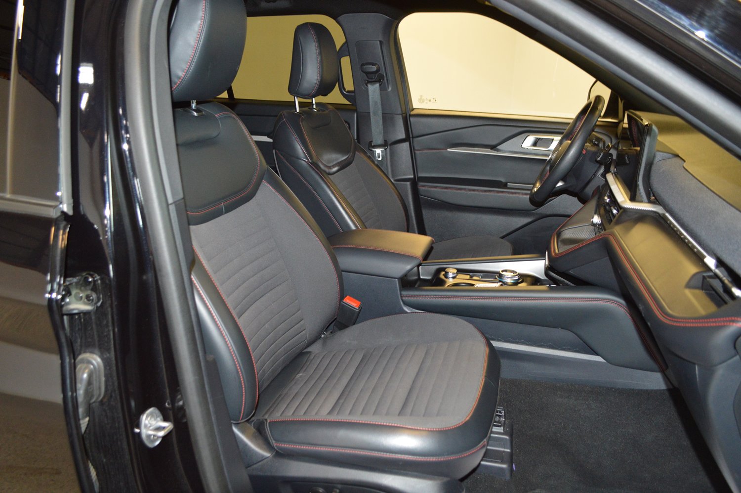 Certified 2025 Ford Explorer ST-Line AWD/4WD image 11