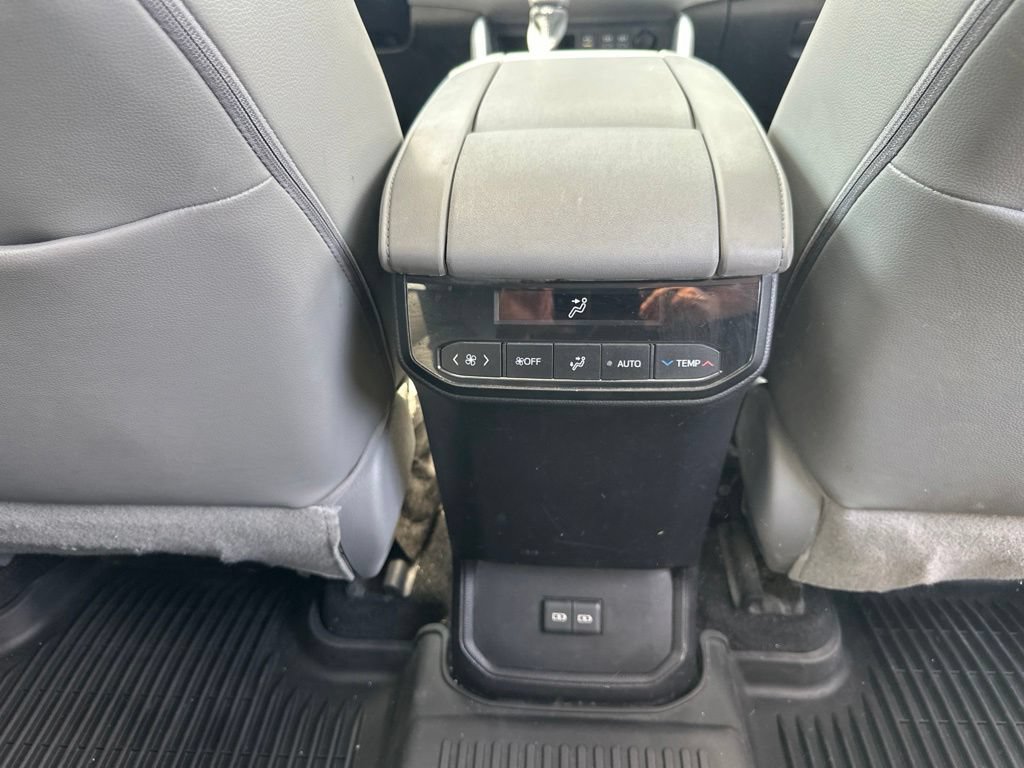 Used 2023 Toyota Highlander XLE AWD/4WD image 32